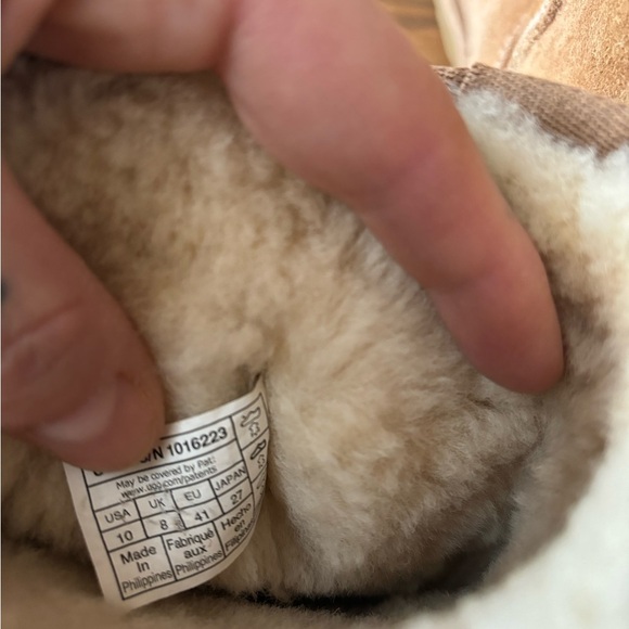 Uggs Classic Short in Chestnut, WMS 10 - Picture 4 of 6